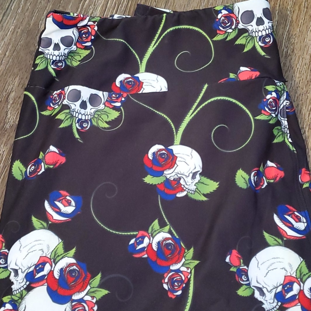 Skull with rwb roses leggings